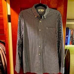 Southern Tide Medium Intercoastal Performace Shirt.